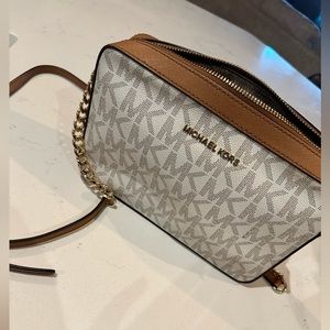 Michael Kors crossbody bag with zipper